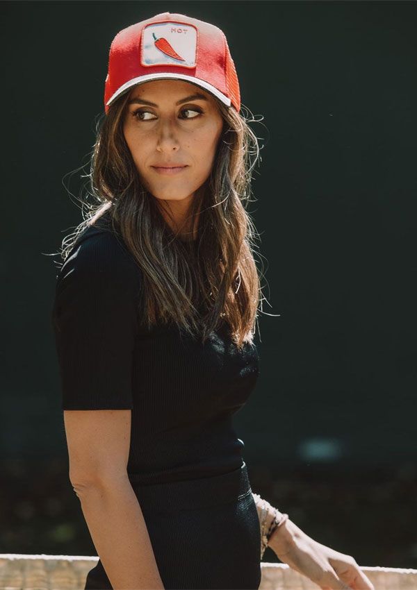 Ana Boyer en un look total black con gorra de su propia marca 
