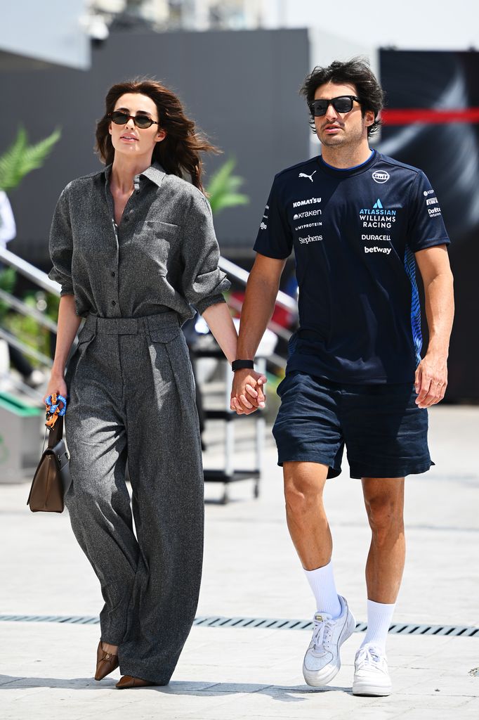 La enamorada pareja, de la mano en la víspera de la carrera