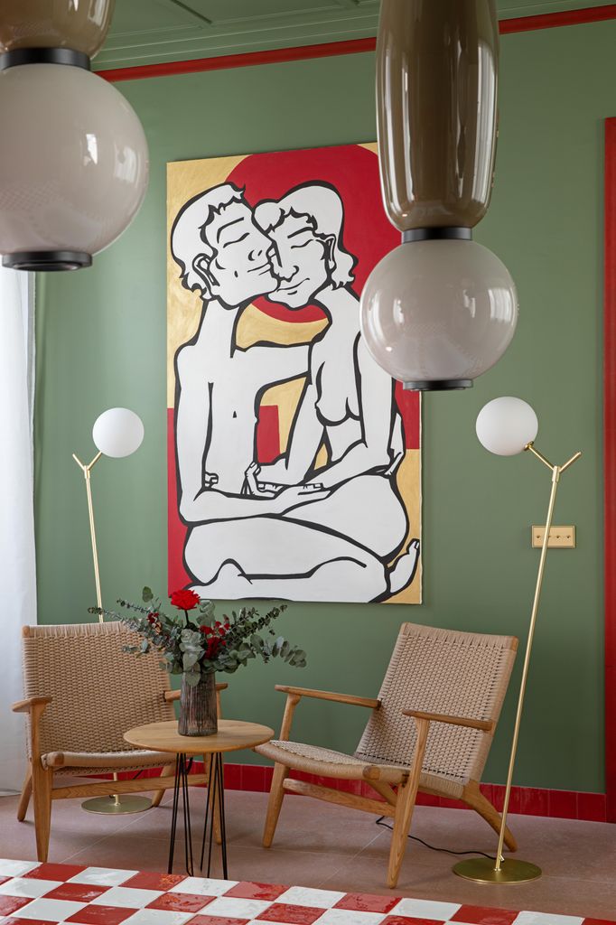 Muebles de Carl Hansen & Son en ambiente verde y rojo