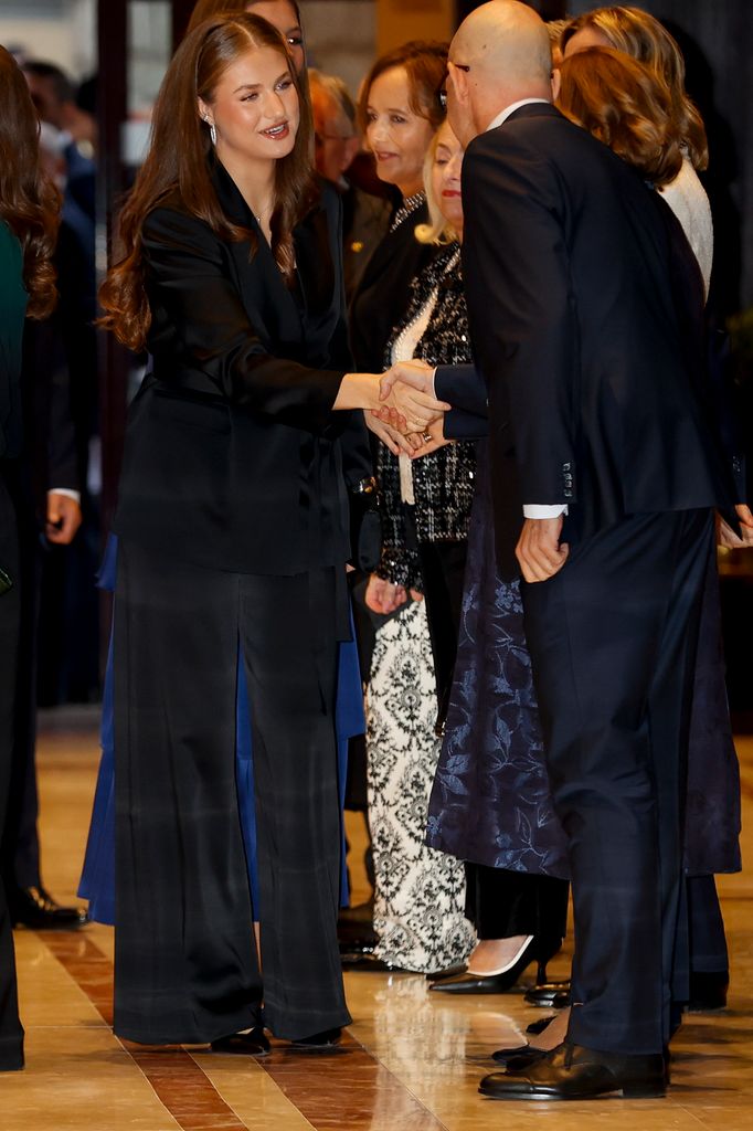 La princesa Leonor, como nunca la habíamos visto: marca cintura y se pasa a las joyas XXL con los aros brillantes de la reina Letizia en el concierto de los Premios Princesa de Asturias 2026