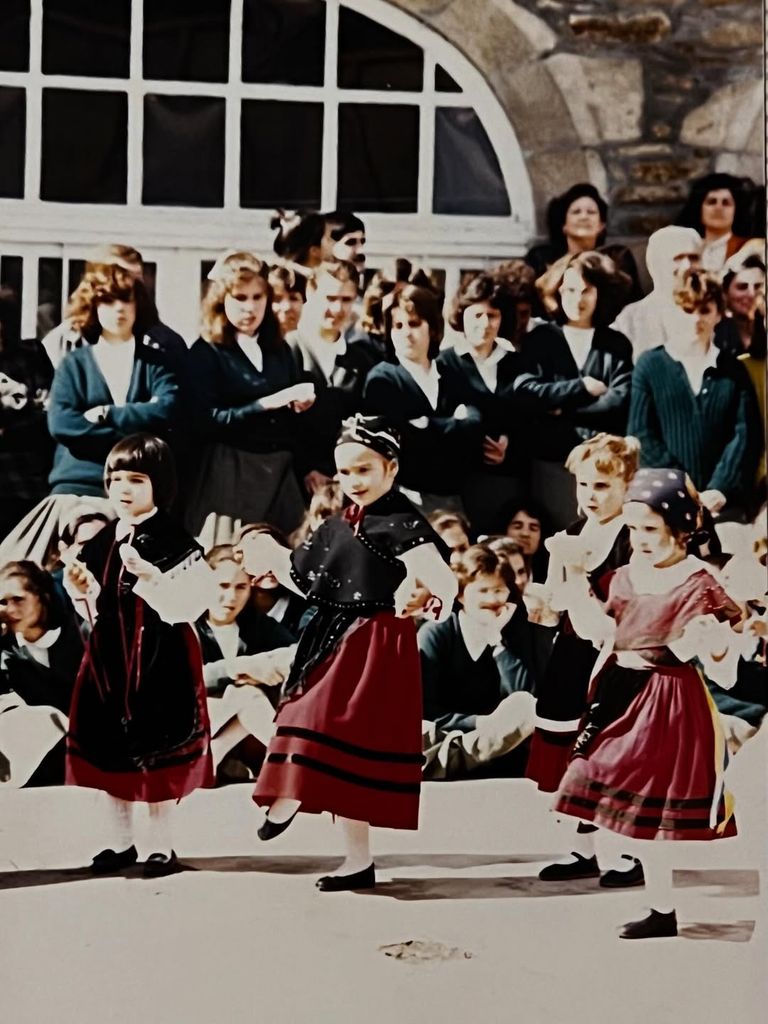 Imágenes de Patricia, de su infancia, vestida de gallega