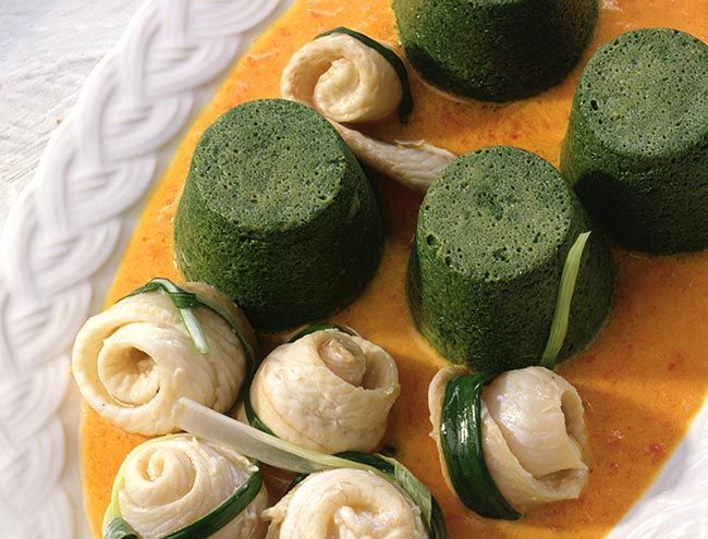 ROLLOS DE LENGUADO EN SALSA DE CREMA DE PIMIENTO Y FLAN DE ESPINACAS
