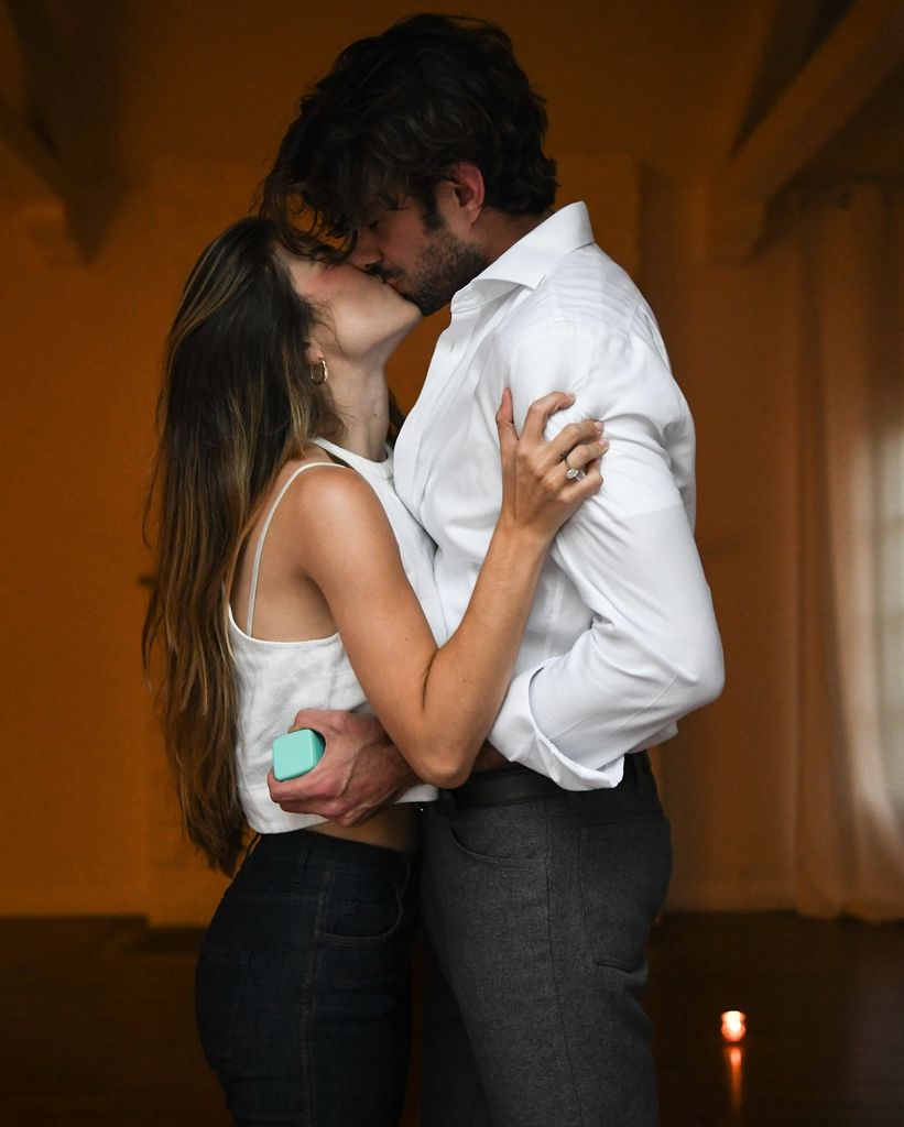 Giulia Be y Conor Kennedy se comprometieron en su casa en Los Ángeles en 2024.