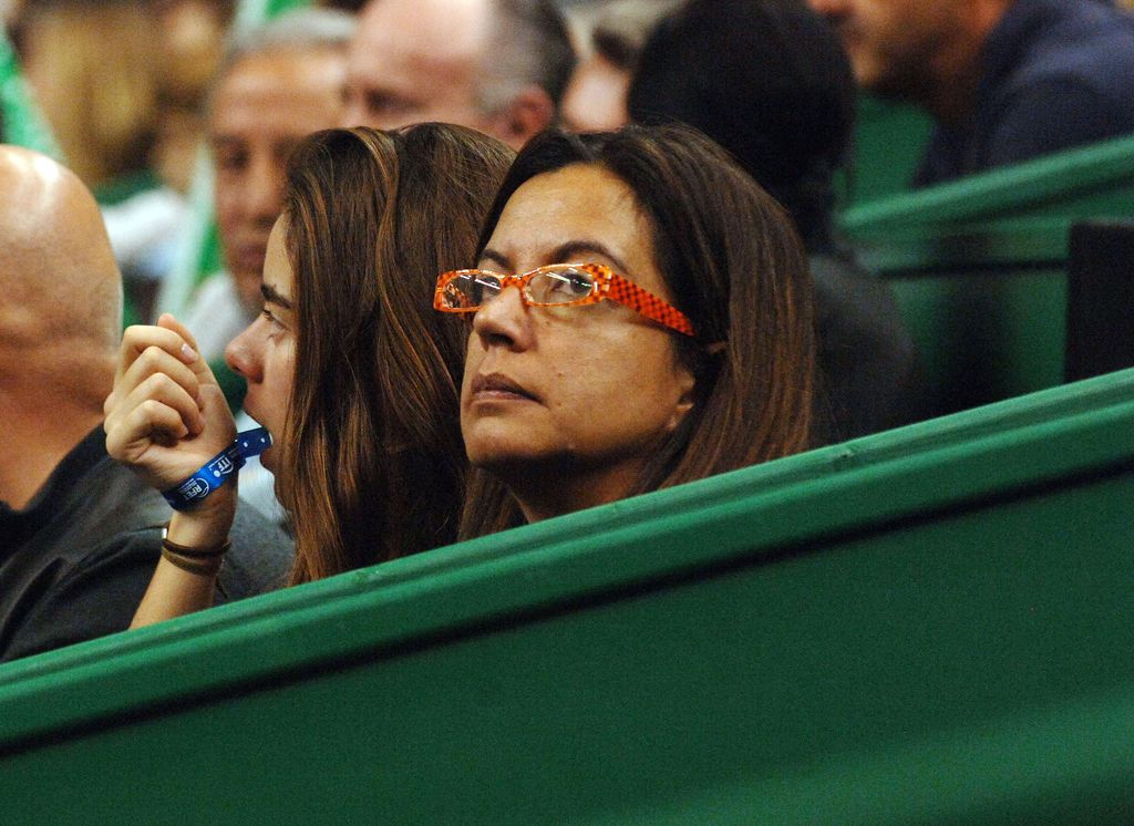Àngels Barceló con su hija Clara y Josep Morell en el tenis en 2009