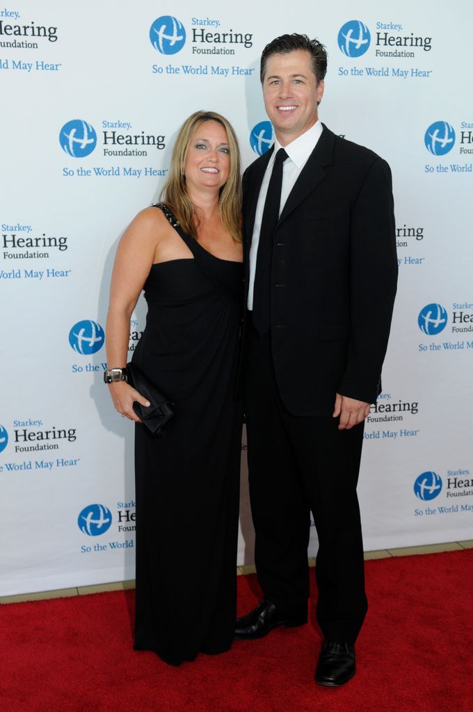 Doug Pitt con su esposa Lisa en la gala "So the World May Hear" en 2010.