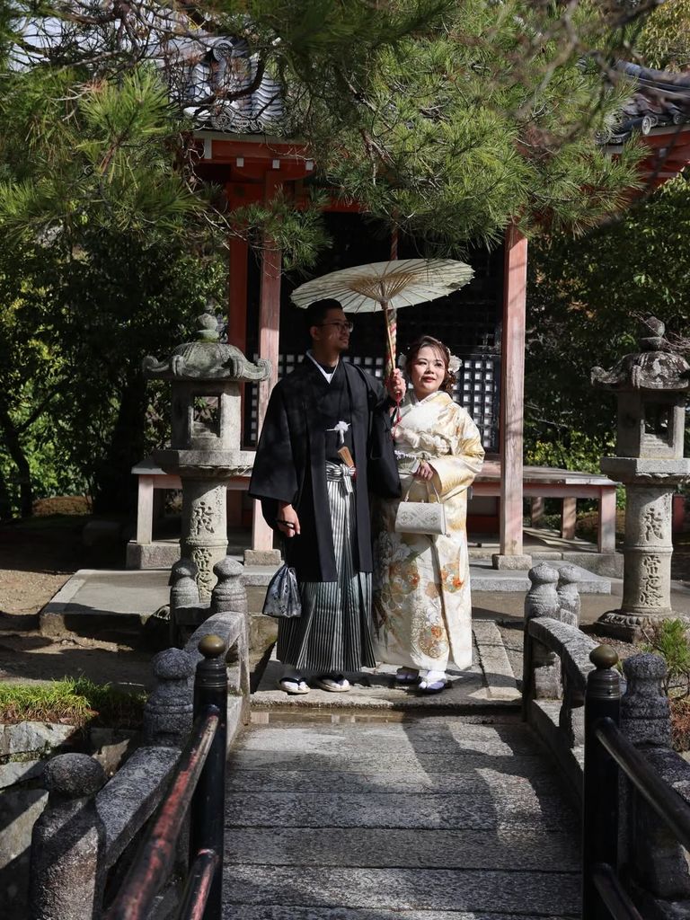 Una pareja japonesa con sus trajes tradicionales