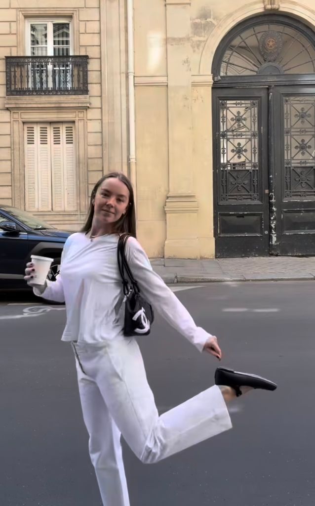 Alexandra de Hannover en París con look blanco con bailarinas y bolso Chanel