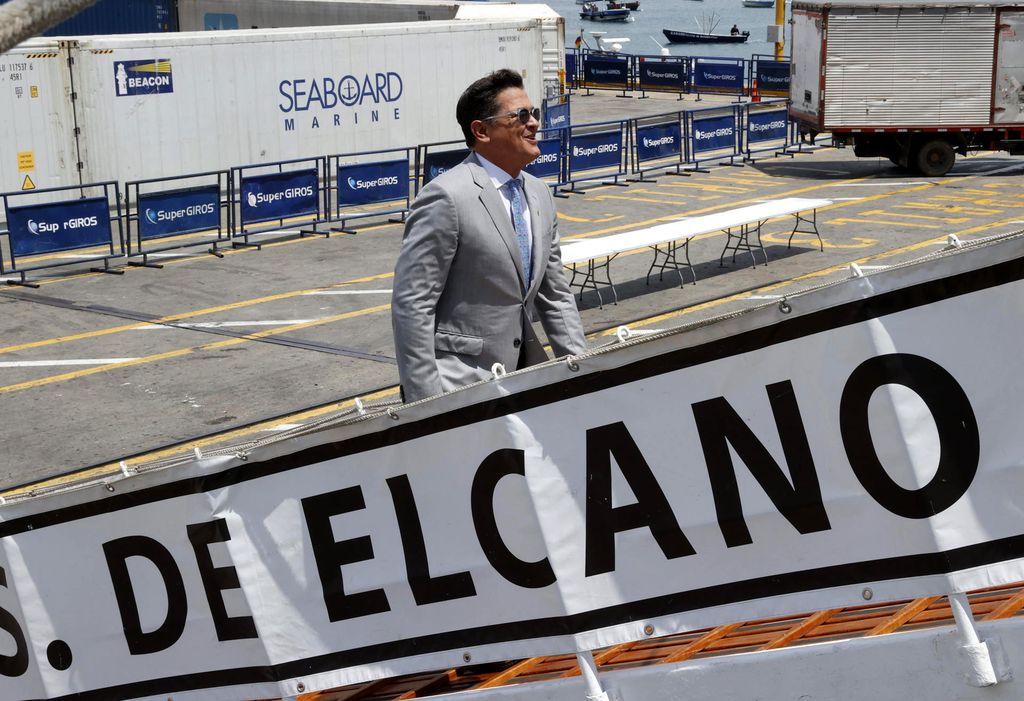 Carlos Vive sube al buque escuela de la Armada