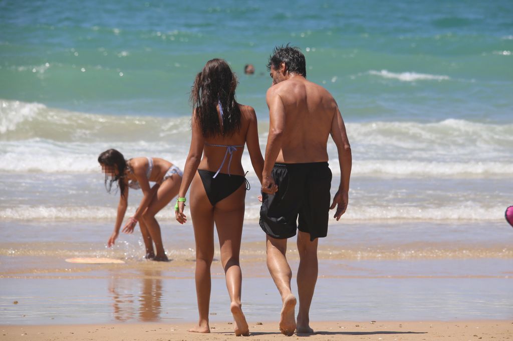 Juan del Val con su hija Olivia en una playa de Cádiz, 14 de agosto de 2024