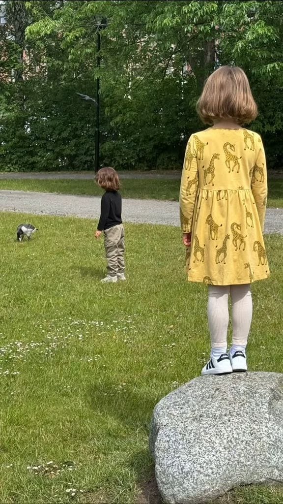 Lucía y Ren, hijos de Jwan Yosef y Ricky Martin, están disfrutando de la naturaleza en su visita a Suecia.