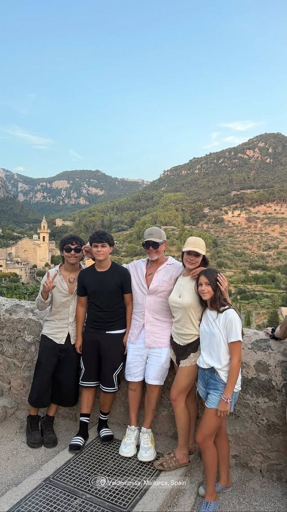 Alejandro Sanz con sus cuatro hijos Alexander, Dylan, Manuela y Alma en sus vacaciones de verano.