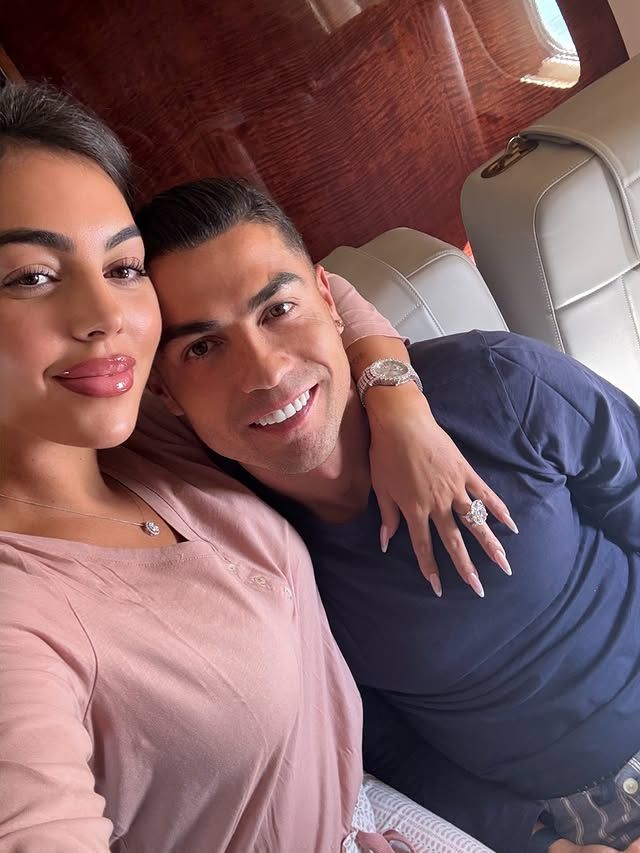 Georgina Rodríguez se dejó ver sumamente enamorada de Cristiano Ronaldo, mientras lucía su espectacular anillo de compromiso