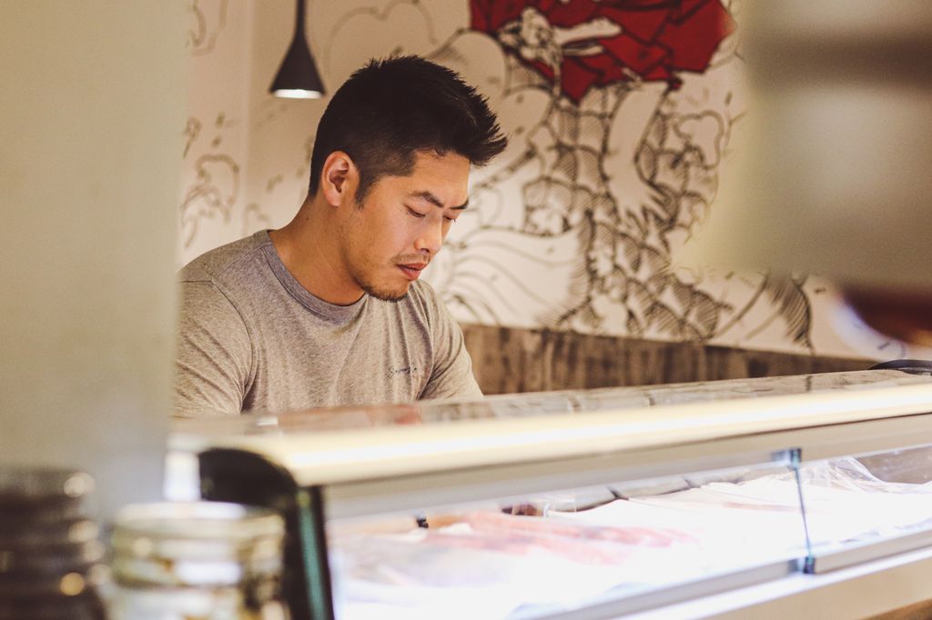 La barra de Ikigai permite seguir de cerca el trabajo de Yong Wu Nagahira y descubrir una cocina que une Japón, China y Andalucía.
