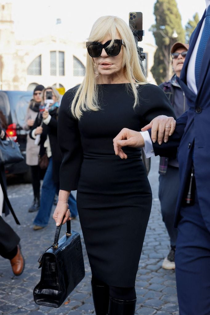 Donatella Versace acude al funeral del diseñador Valentino, el cual se llevó a cabo en la Basílica Santa Maria degli Angeli, el 23 de enero de 2026, en Roma, Italia.