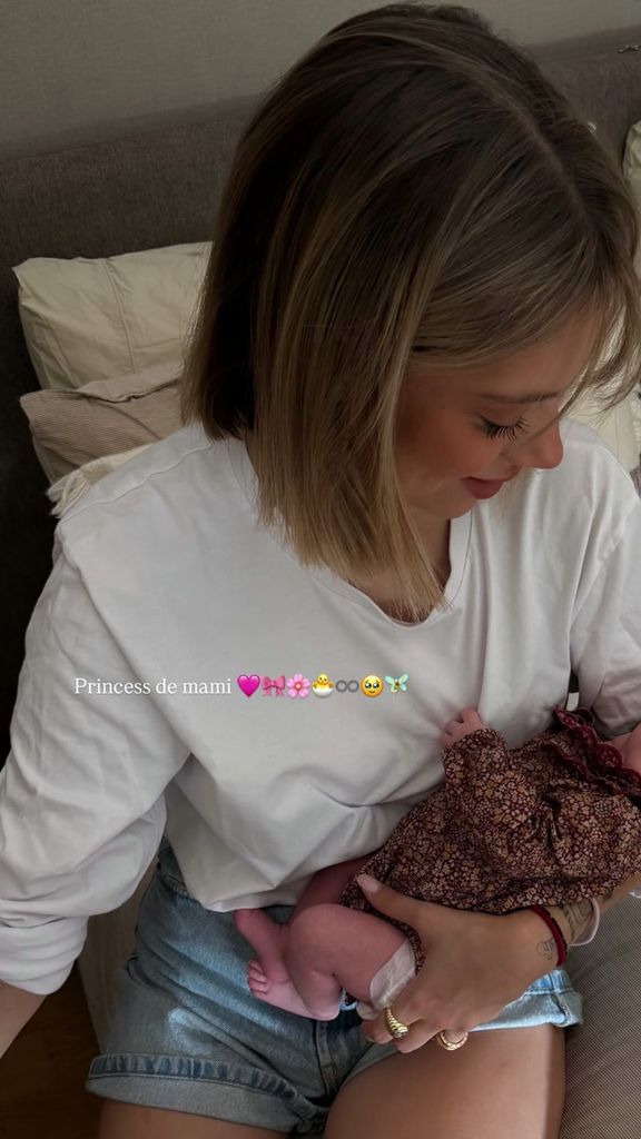 Alejandra Rubio ha compartido esta tierna imagen con su hijaTessa poco más de un mes después del nacimiento de la pequeña