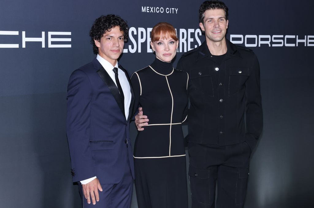 La actriz Jessica Chastain con los bailarines Isaac Hernández y Robert Bolle en el Opening Night de 'Despertares' en la Ciudad de México.