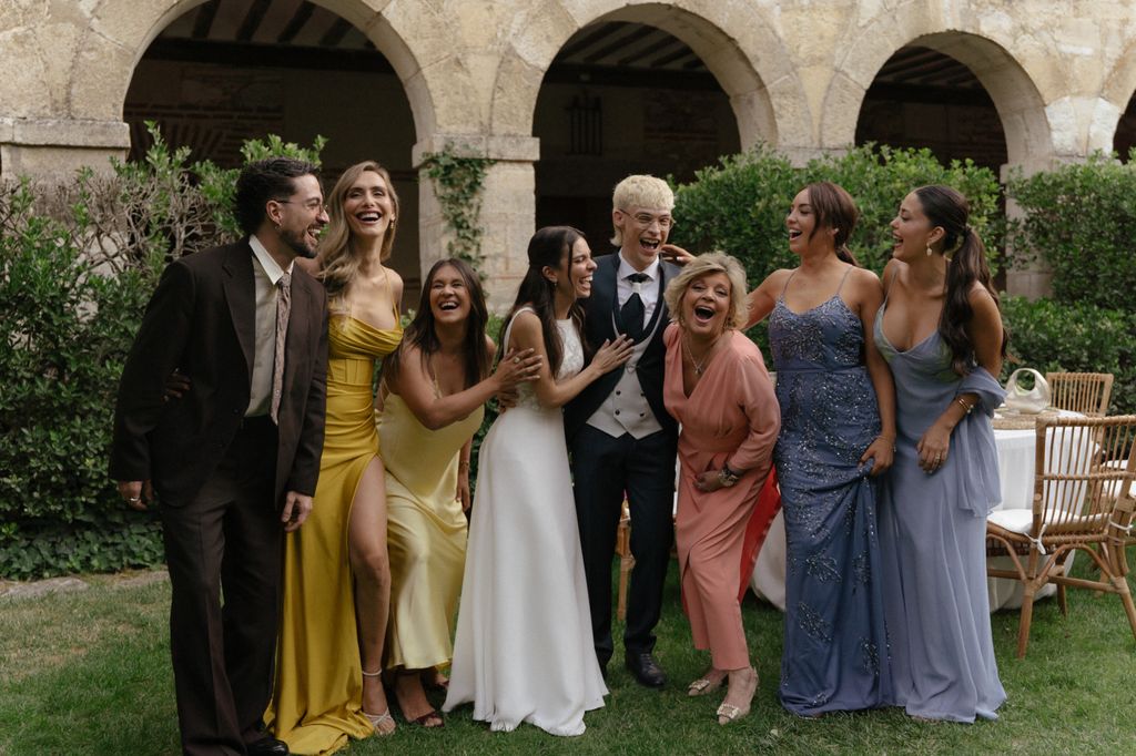 Los novios posan divertidos con rostros conocidos de la televisión
