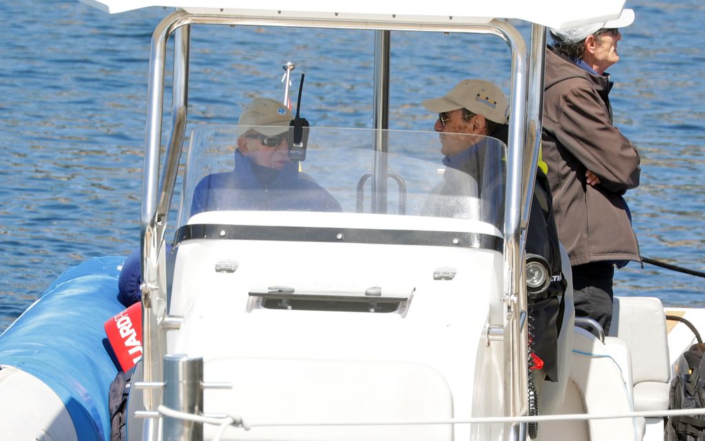 Don Juan Carlos y la Infanta Elena salen a navegar en la segunda jornada del Trofeo Xacobeo de vela