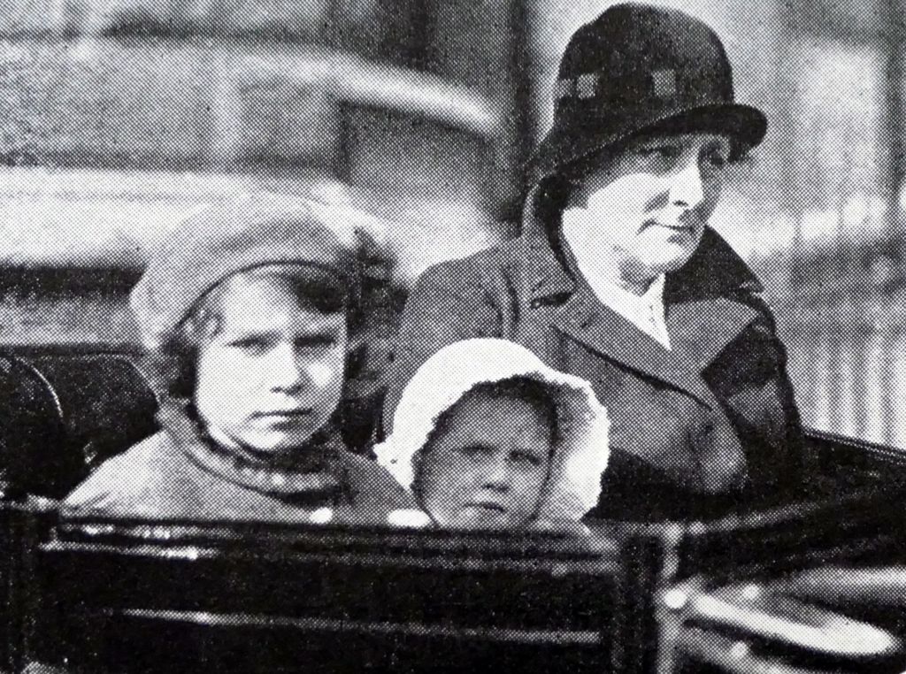 Princesa Margarita y Elizabeth con su niñera Alla (Clara Cooper Knight)