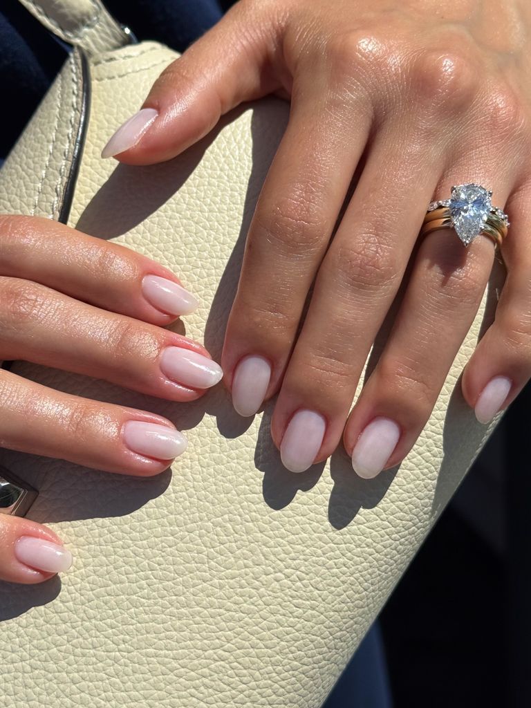 Lucen ligeramente blancas, pulidas y con un acabado muy natural.