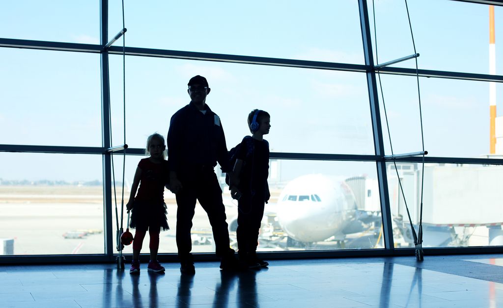 familia en el aeropuerto con un hijo con autismo