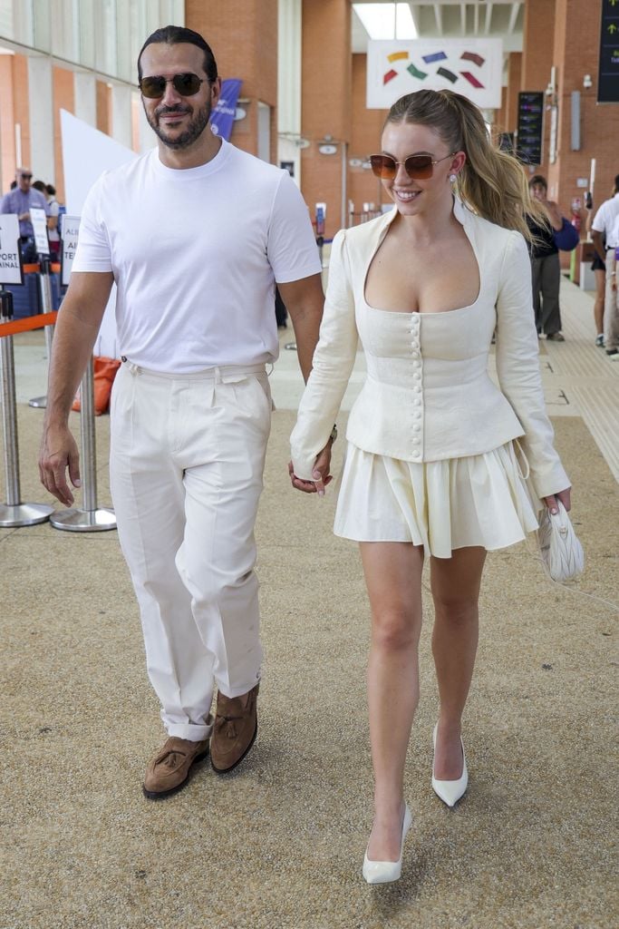 Sydney Sweeney y su prometido Jonathan Davino fueron vistos saliendo de Venecia de la mano, mostrando su estilo coordinado.
