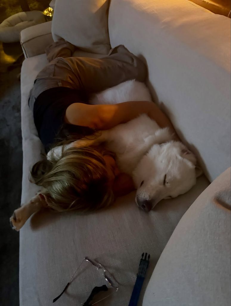 Jennifer Aniston con uno de sus perros