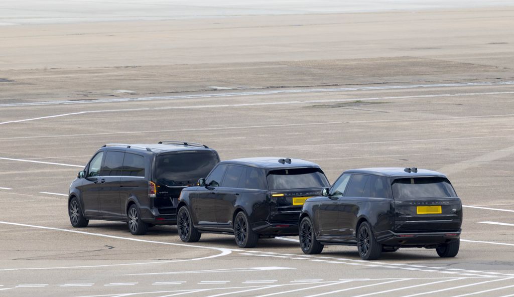 Harry y Meghan Markle llegaron al aeropuerto de Birmingham y fueron recibidos por un convoy de seguridad.
