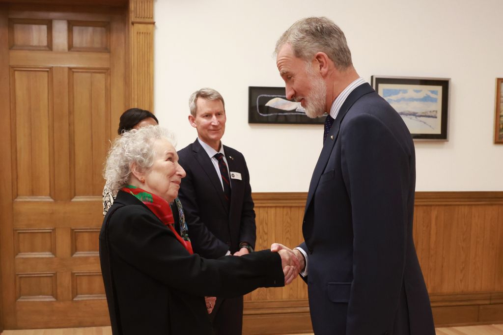 Momento del saludo del rey Felipe con la escritora Margaret Atwood