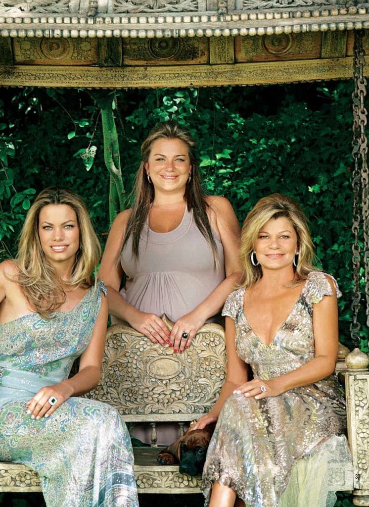 Caritina Goyanes con su hermana Carla y su madre Cari