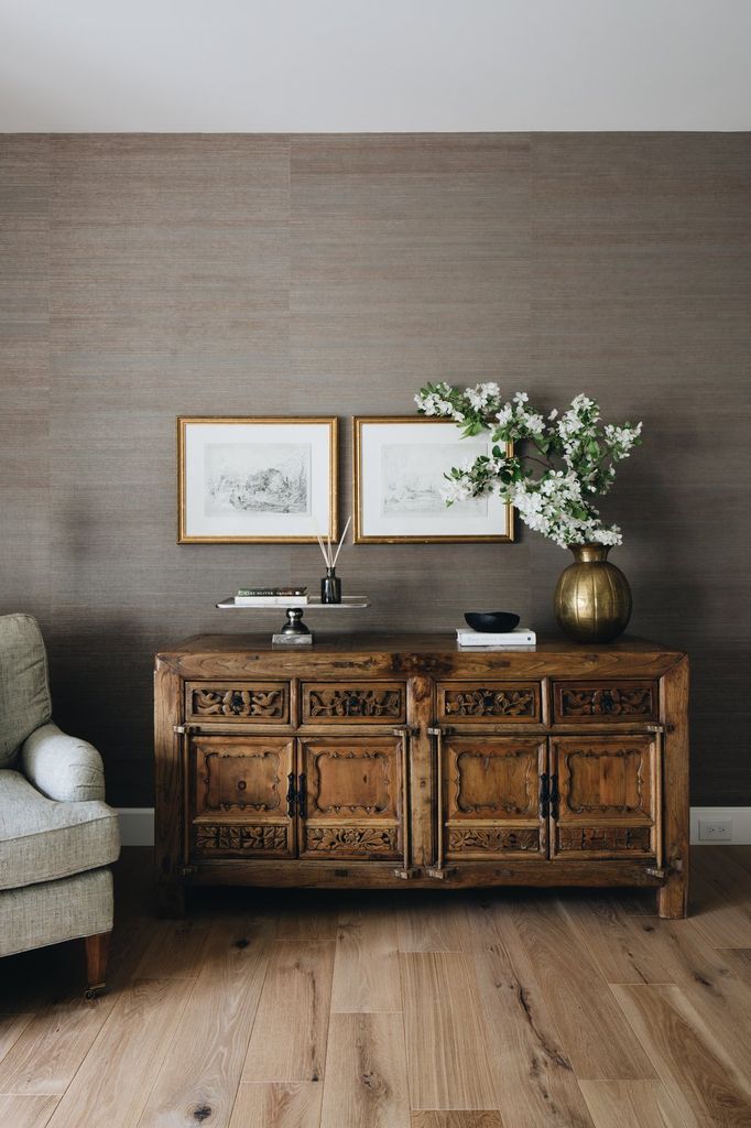 Mueble de madera oscura