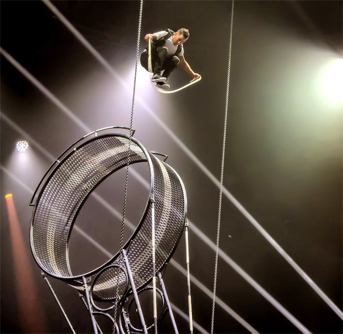 Acrobacias imposibles en el show