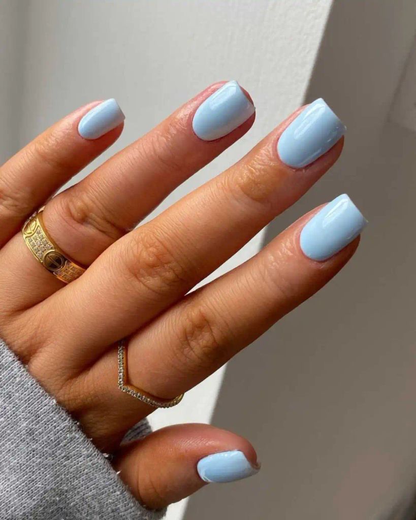 manicura azul pastel