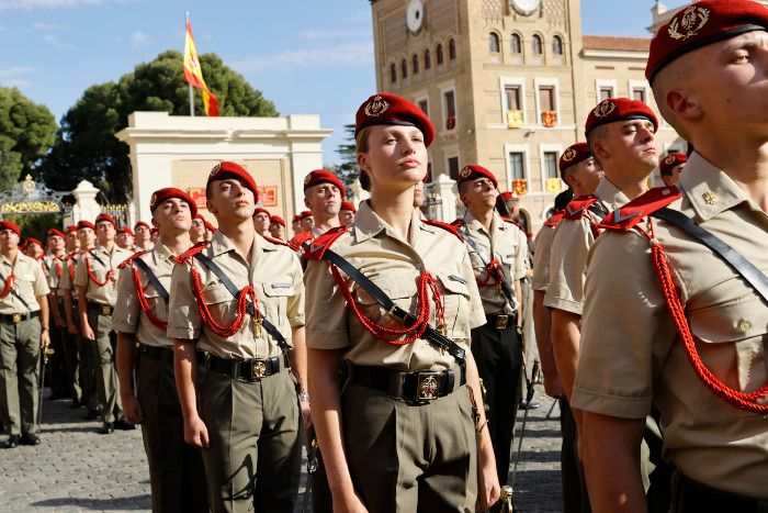 La princesa Leonor en la ceremonia de entrega de sables