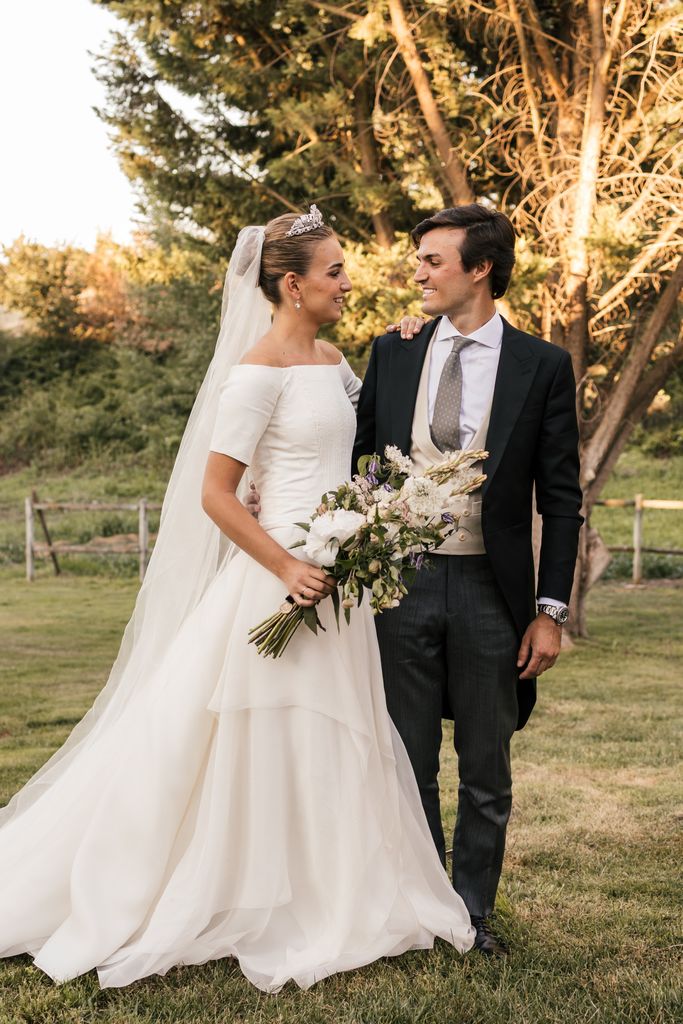 Novia con vestido de novia de Navascués