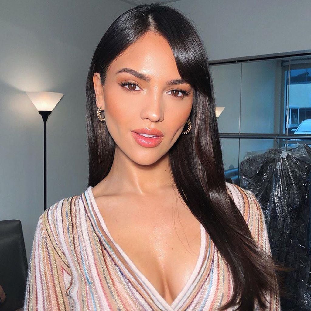 Eiza González con cabello largo y maquillaje natural
