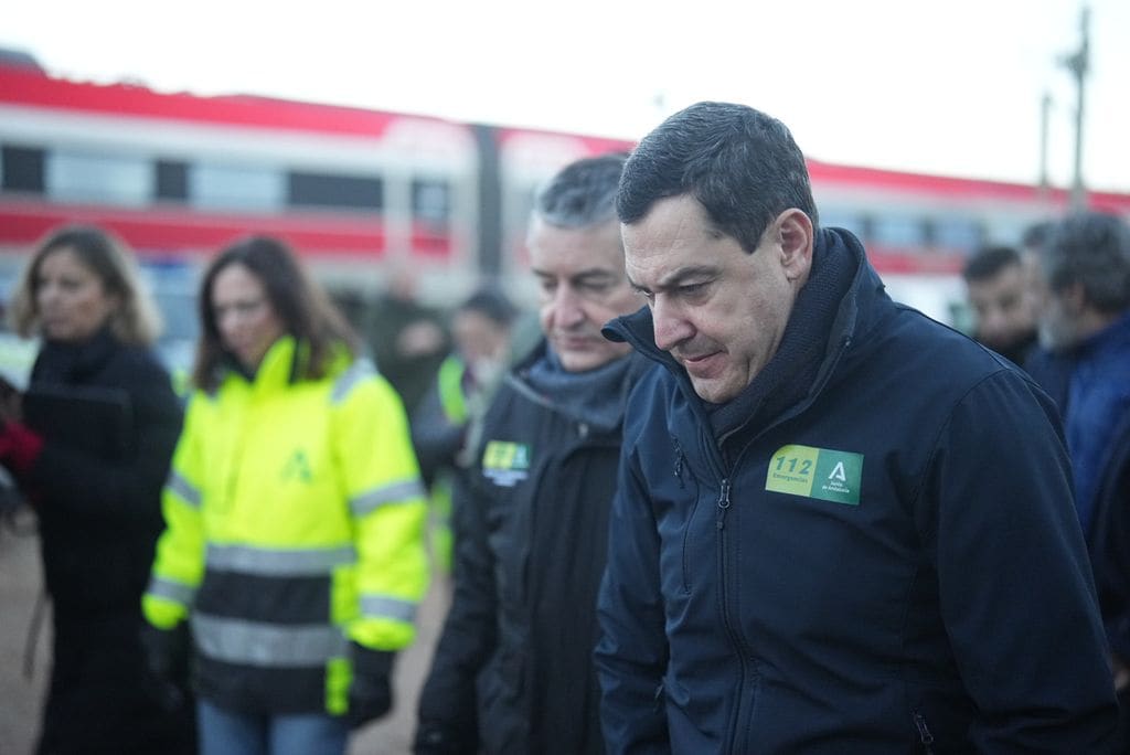 El presidente de la Junta de Andalucía, Juan Manuel Moreno, se desplaza al lugar del accidente ferroviario en Adamuz para seguir de primera mano el operativo de emergencias