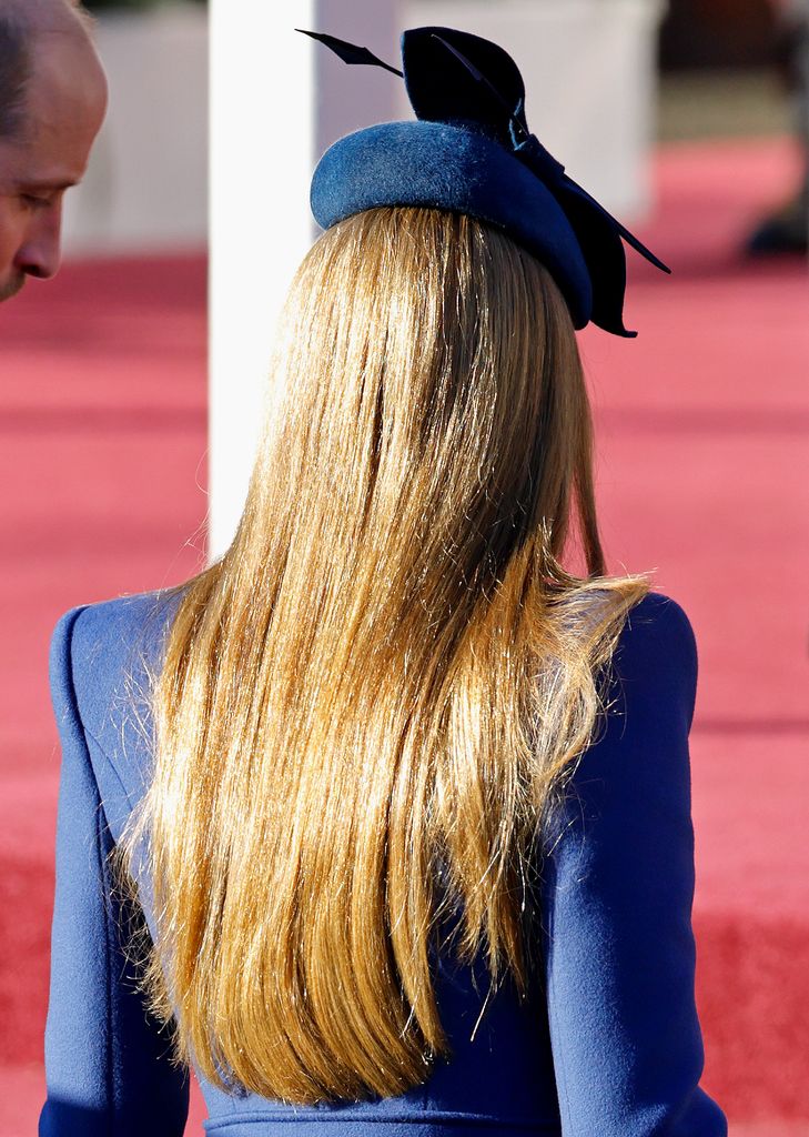 Kate Middleton con abrigo y tocado azules y pelo suelto