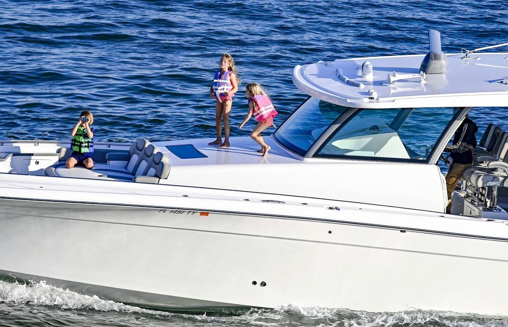 Los hijos de Enrique Iglesias y Anna Kournikova se divirtieron jugando en la cubierta.