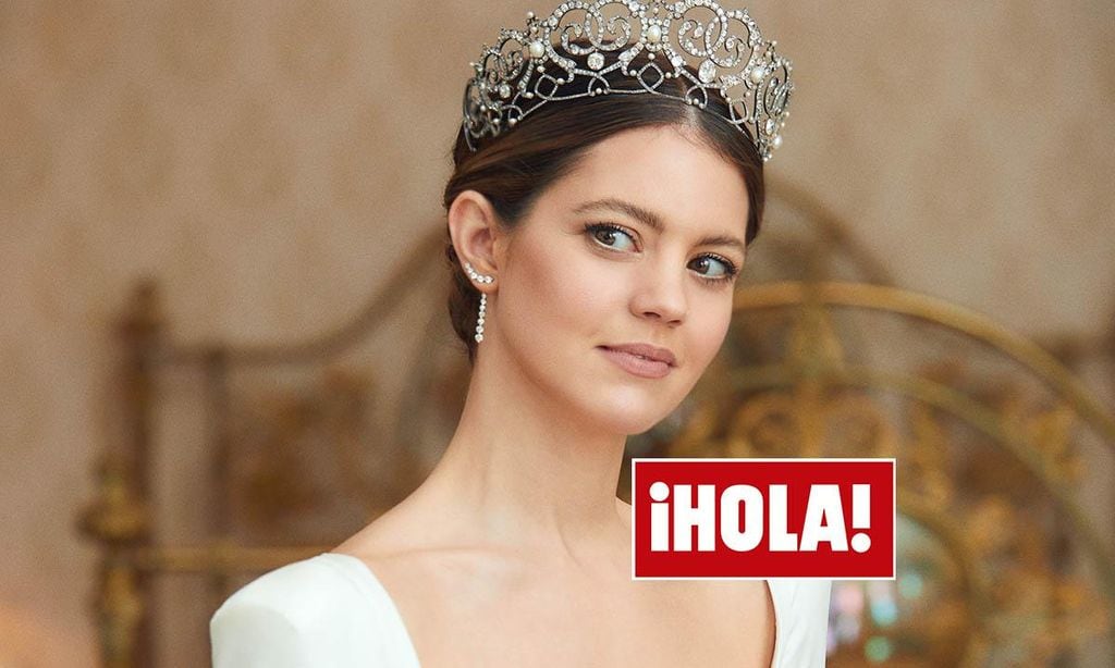 Isabelle Junot con tiara HOLA PLUS