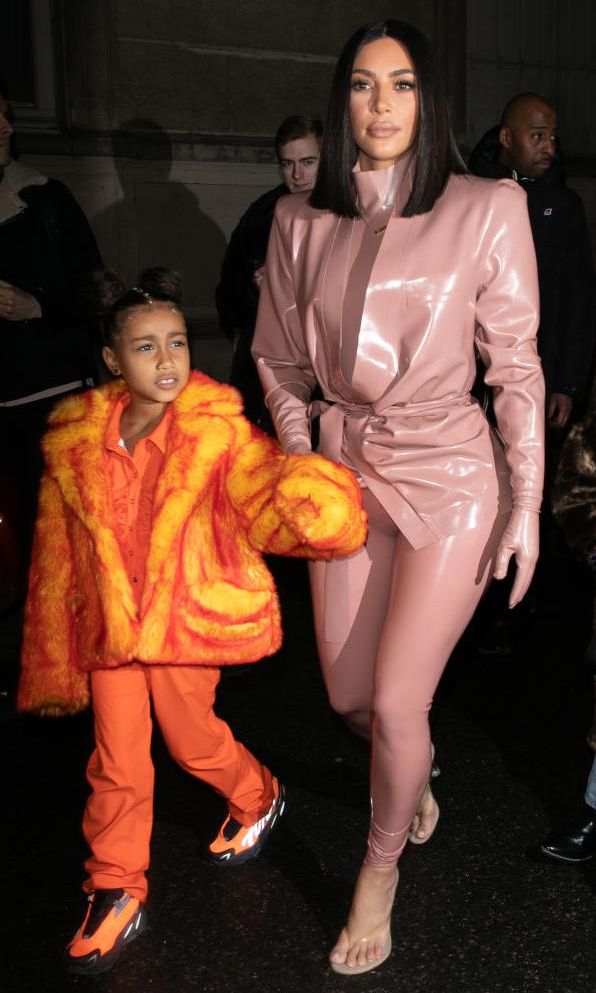 kim kardashian con atuendo de latex rosado y north