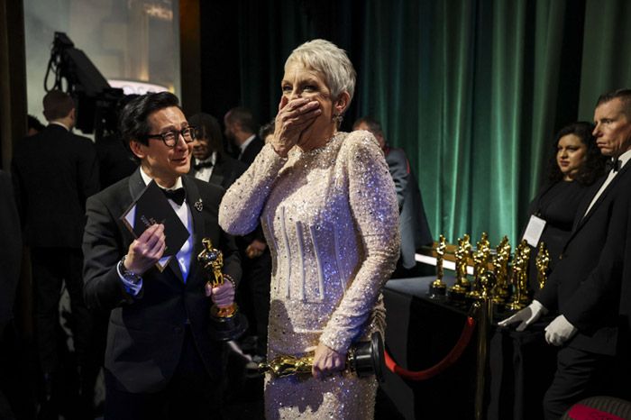 Jamie Lee Curtis y Ke Huy Quan