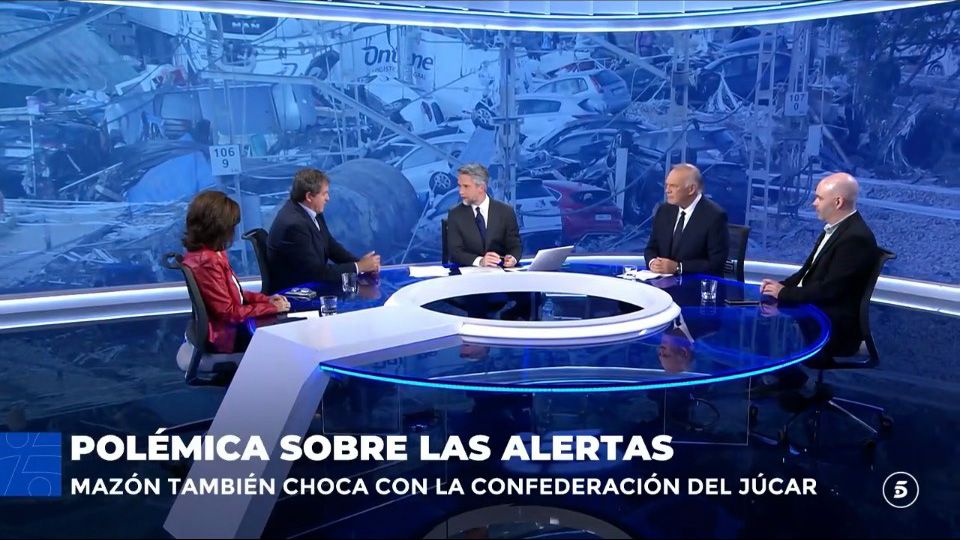 Plano general de Pedro Piqueras en un programa por la DANA de informativos Telecinco
