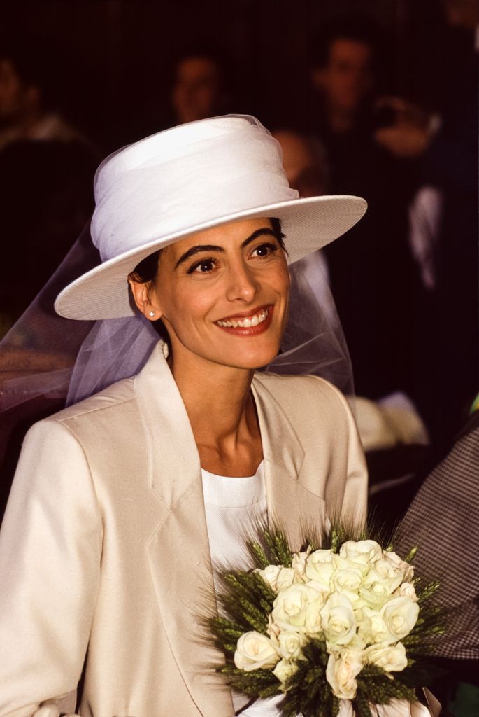 Look de novia de Inés de la Fressange con sombrero y ramo de trigo