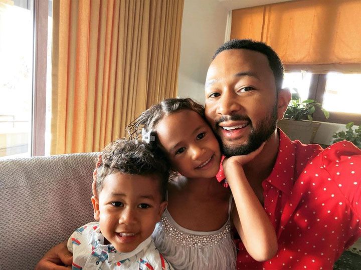 John Legend con sus hijos Luna y Miles