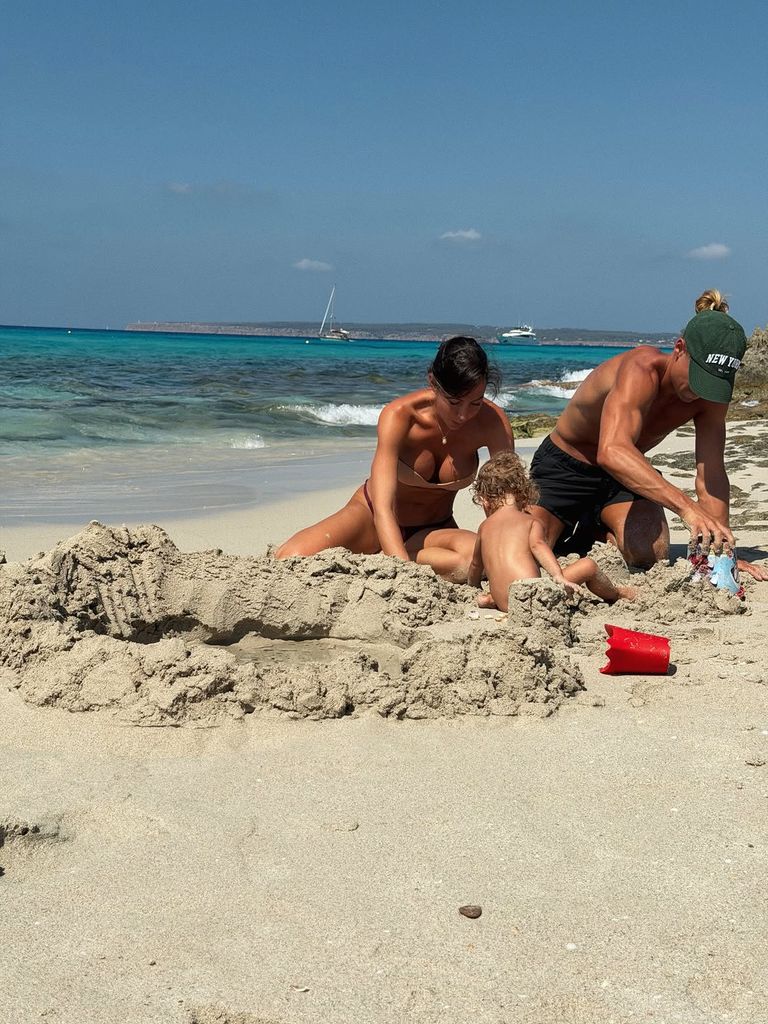 Marcos Llorente y Paddy Noarbe disfrutan de una divertida jornada de playa mientras juegan en la arena junto a su hija Amor