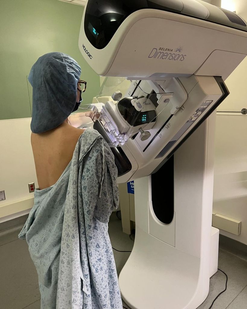 Olivia Munn enseñando en redes sociales su tratamiento para el cáncer de mama