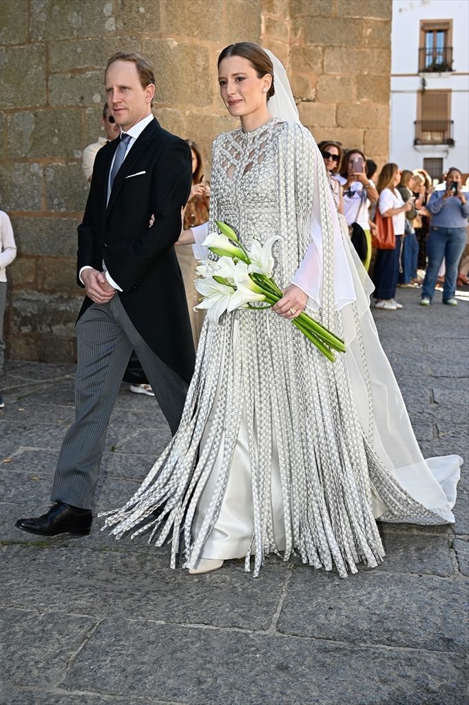 Micaela Belmot con el padrino llegando a la iglesia 
