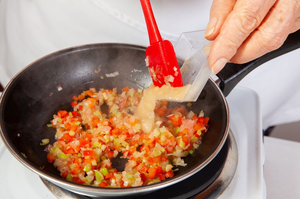 Un buen sofrito cocinado lentamente es una de las grandes bases para obtener un plato de 10.