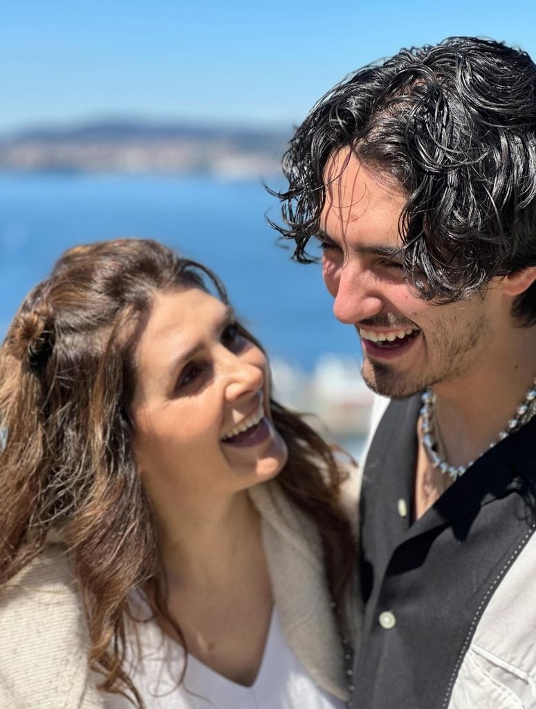 Mayrín Villanueva y su hijo Sebastián